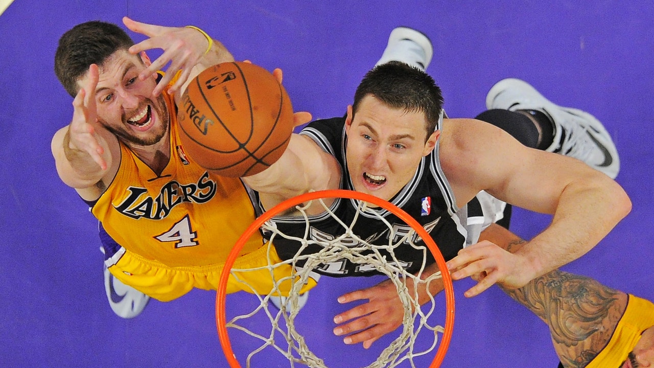 Sitting atop the NBA, Spurs win 11th straight